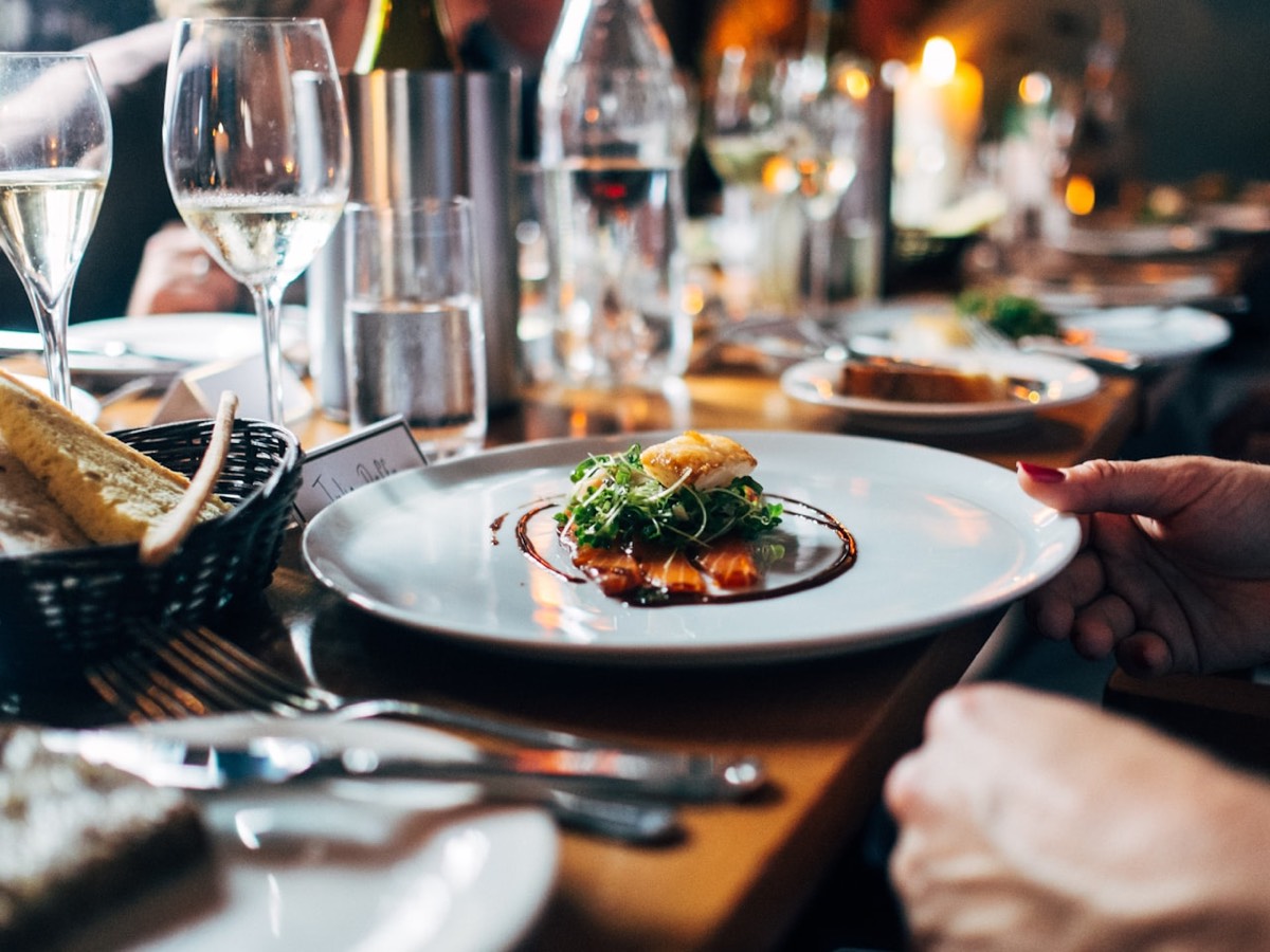 Konzept einer Fine-Dining-Website auf dem Smartphone.